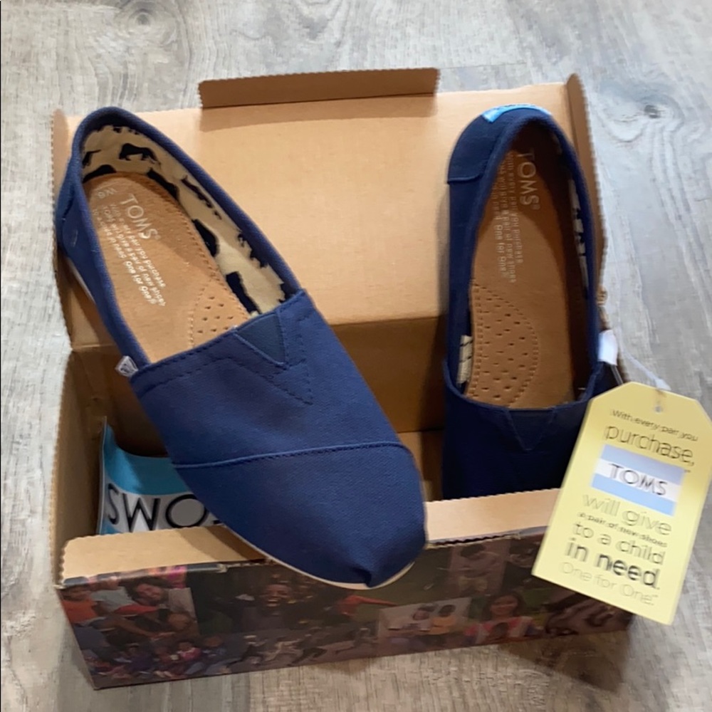 TOMS NWT Navy Sz 6 in box